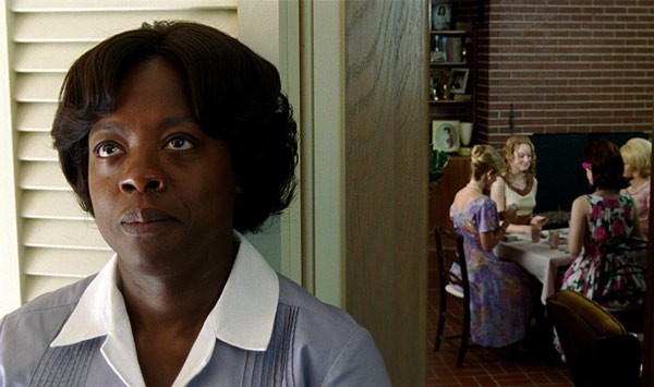 Viola Davis trong phim "The Help". Vai diễn này cũng giúp nữ diễn viên 46 tuổi nhận một đề cử Quả cầu vàng và một tượng vàng tại Screen Actors Guild Award. (Đề cử nữ diễn viên chính xuất sắc nhất)